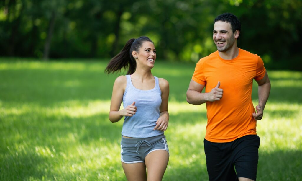 Glückliches Paar - Gesundes Leben durch Bewegung und Sport